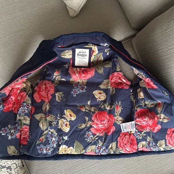 Mini Boden puffer vest in navy size 5-6 - Picture 4 of 8
